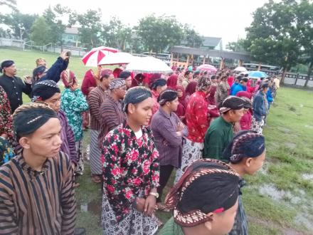 Masyarakat Pedukuhan Kepuh Wetan mengikuti Hari Jadi Desa Wirokerten Ke-70