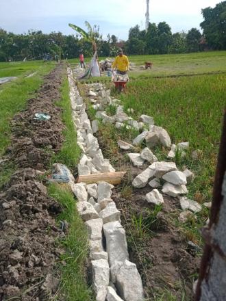 Meningkatkan Aksesibilitas: Pembangunan Talud Jalan Tani di Padukuhan Botokenceng