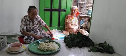 Usia Bukan Patokan, Nenek Ini Tetap Berkarya