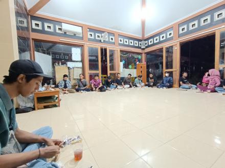 Rapat Ikatan Muda-Mudi Glondong: Persiapan Kerja Bakti Barang Bekas