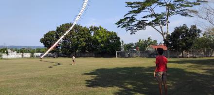 Memanfaatkan Plastik Bekas bikin Layang-layang Naga 