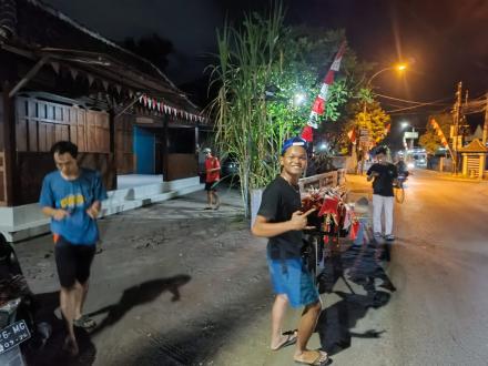 Ikatan Muda-mudi Glondong Laksanakan Kerja Bakti Pasang Umbul-Umbul 17an