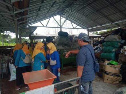 KWT Kalurahan Wirokerten Belajar Tata Kelola Daur Ulang Organik di Kalurahan Sumbermulyo