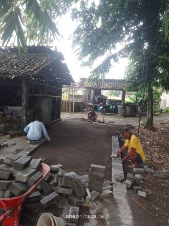 Pelaksanaan Kegiatan Paving Jalan An Nur Mutihan RT 05