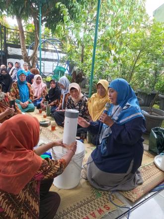 Pelatihan Pemilahan dan Pengelolaan Sampah di RT 01